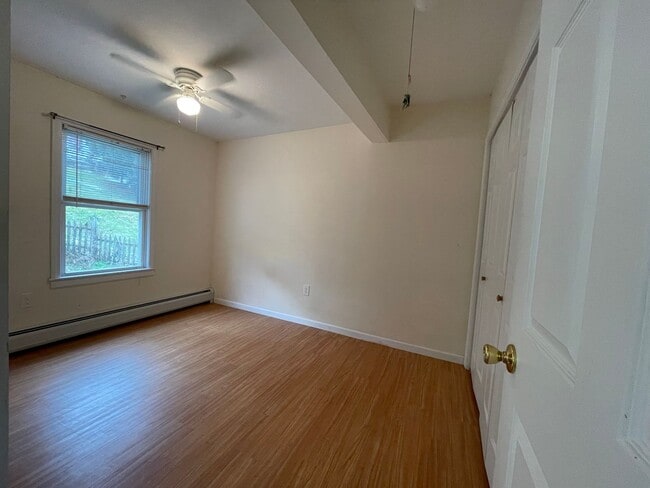 Building Photo - 66 Meadow St