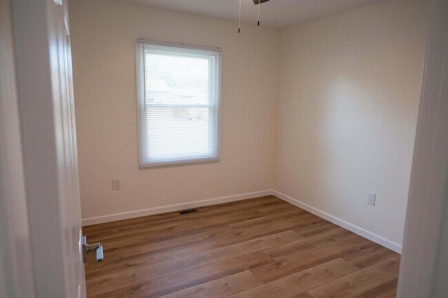 Building Photo - 208 Burley Way