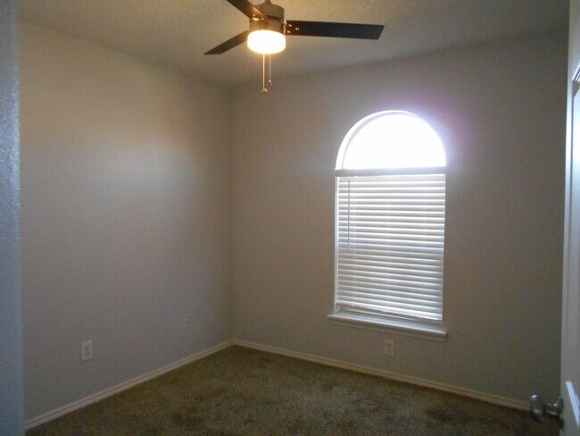 Building Photo - 3/2/2 near Earl Crow Park