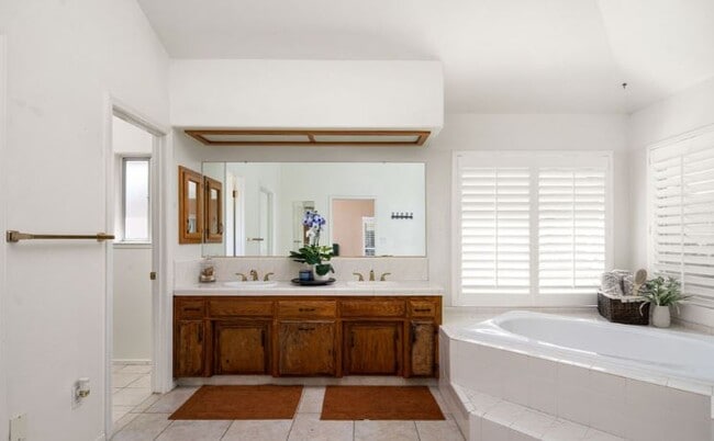 Building Photo - 13019 Queen Palm Ct