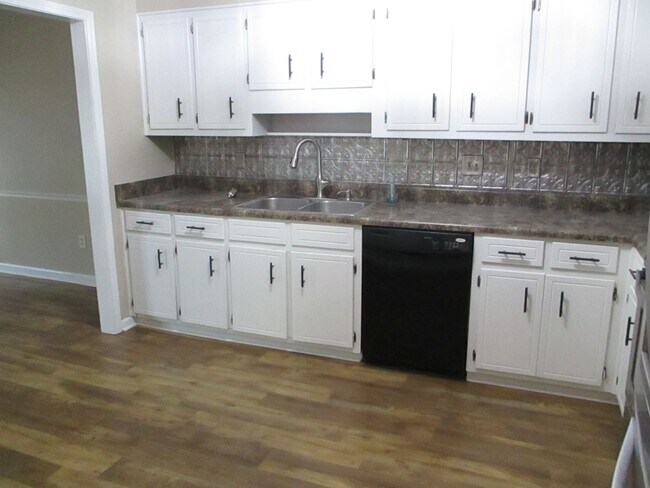 Building Photo - Updated townhome in West Augusta