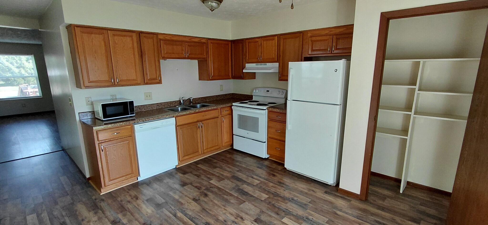 Building Photo - 2585-2587 Four Seasons Dr