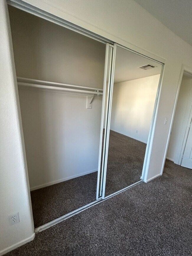 Building Photo - 3 Bed Townhome For Rent in Henderson!