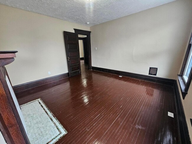 Building Photo - 831 Linwood Ave