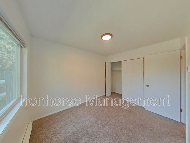 Building Photo - 515 S 15th Ave