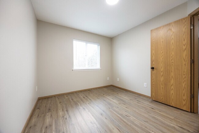 Building Photo - 4Bed/2.5 Bath available in SE Portland