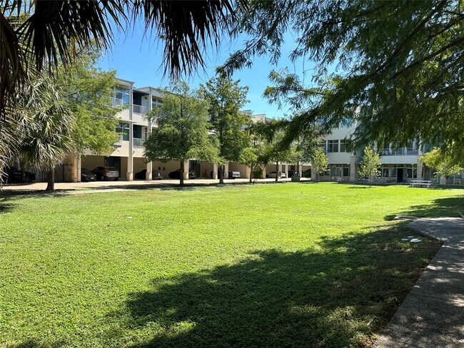 Building Photo - 2401 E 6th St