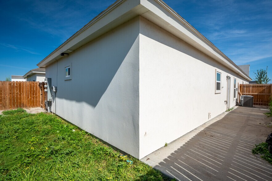 Building Photo - 12509 N 40th St