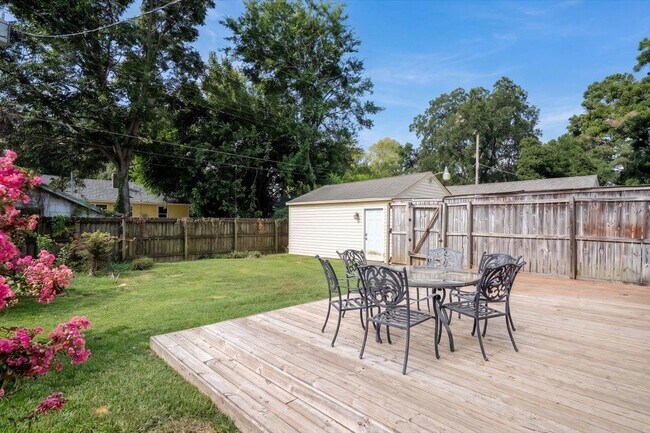 Building Photo - 3733 Charleswood Ave