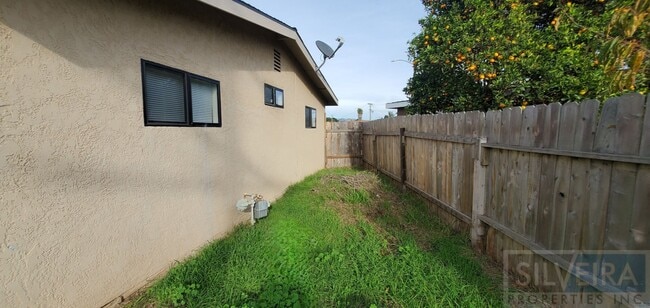 Building Photo - Three Bedroom Home In Santa Maria!