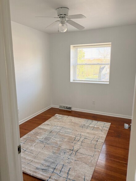 Building Photo - 1436 North Rd SE