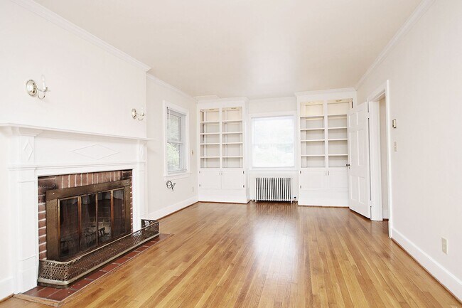 Building Photo - Student-Friendly Home in Desirable Univers...