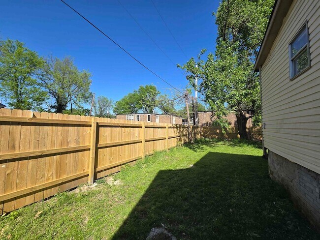 Building Photo - 142 Angelus St