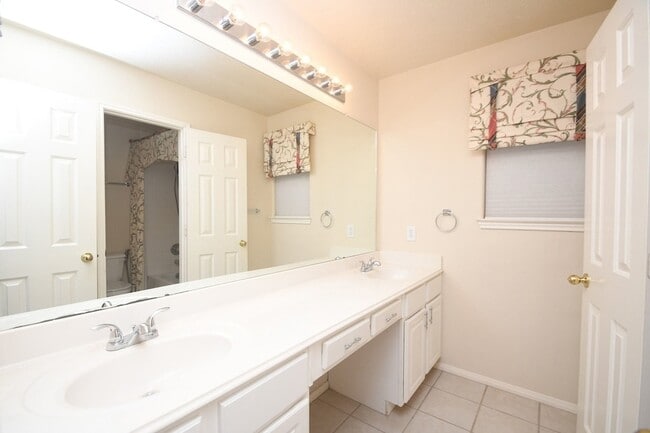 Building Photo - 10430 Sanibel Falls Ct