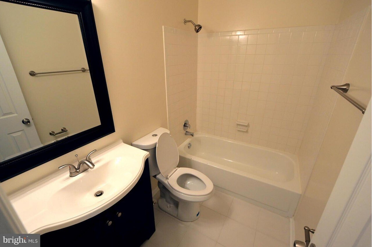 fullbathroom - 6629 Medinah Ln