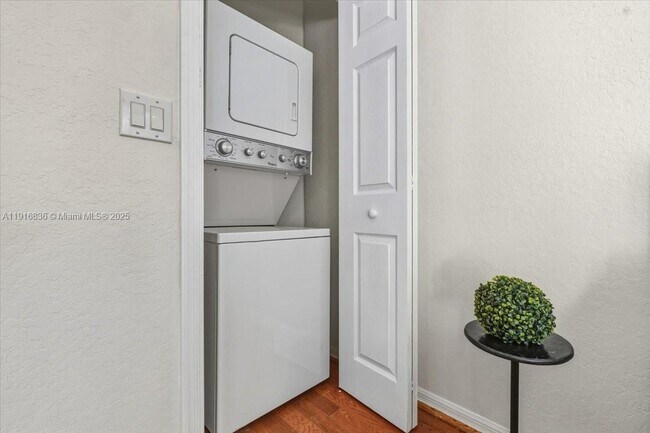 Building Photo - 413 NW 23rd Ave