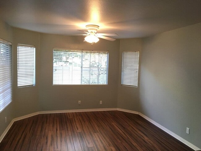 Building Photo - 2 Bed, 2 1/2 Bath Townhome with Bonus Room