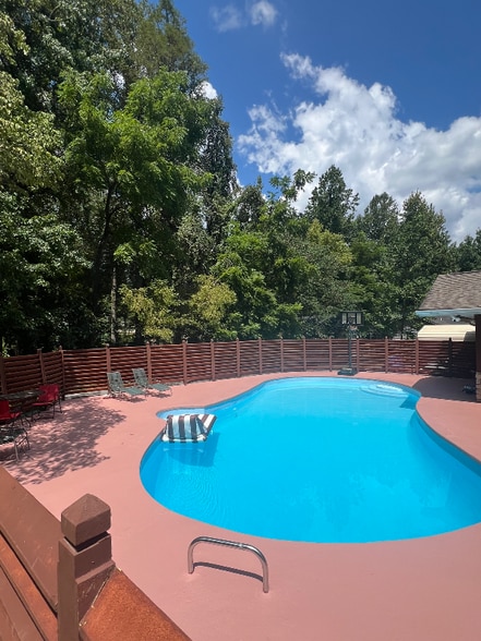 Building Photo - 422 Laurel Ave