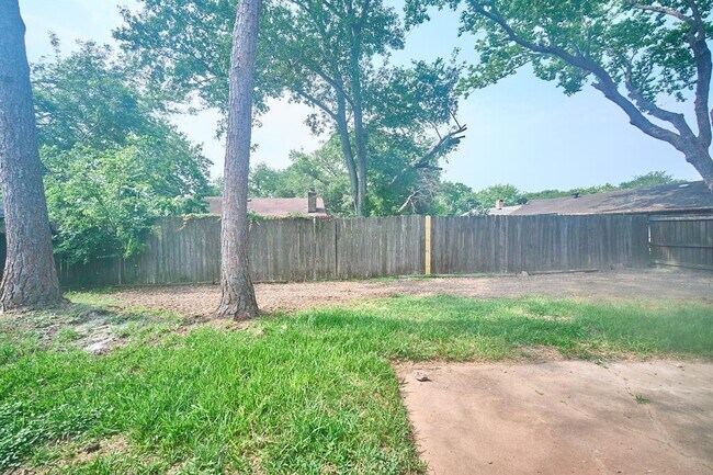 Building Photo - 923 Kenforest Dr