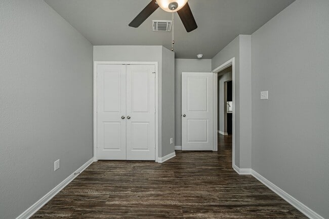 Building Photo - Bright & Cozy Home
