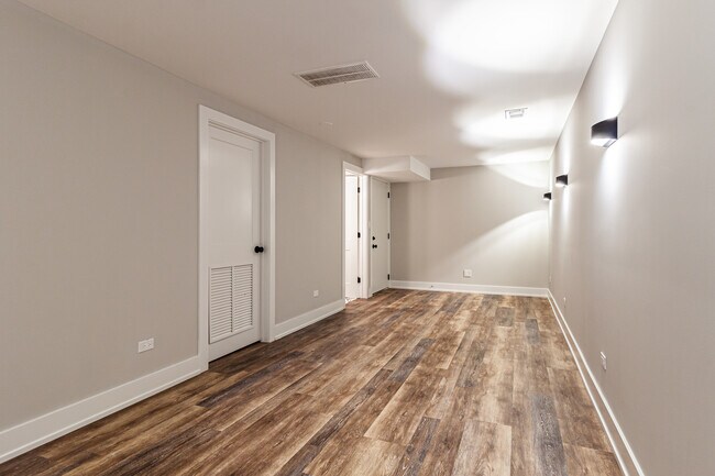 Building Photo - 2509 W Diversey Ave