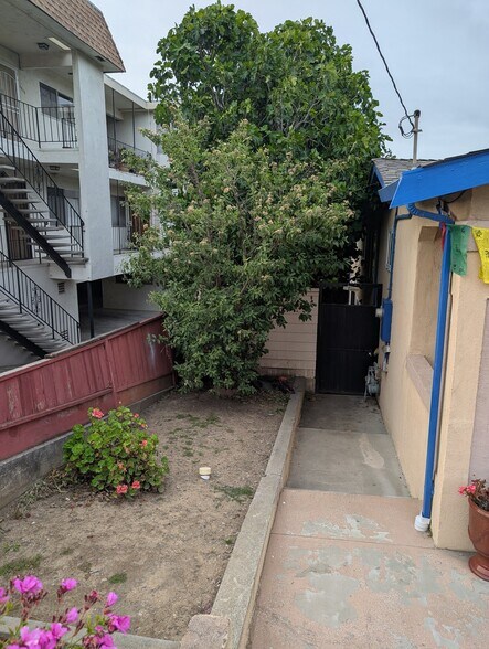 Building Photo - 5819 Bayview Ave