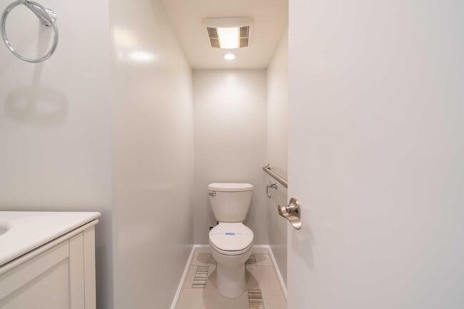 Building Photo - 653 St Francis Blvd