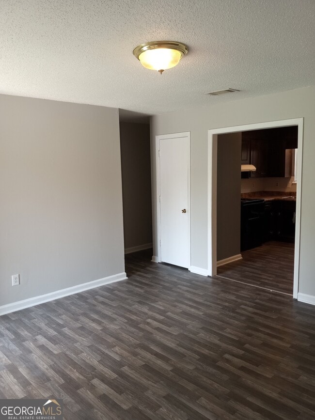 Building Photo - 2928 Dahlia Dr