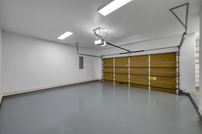 Building Photo - 2101 Elmen St