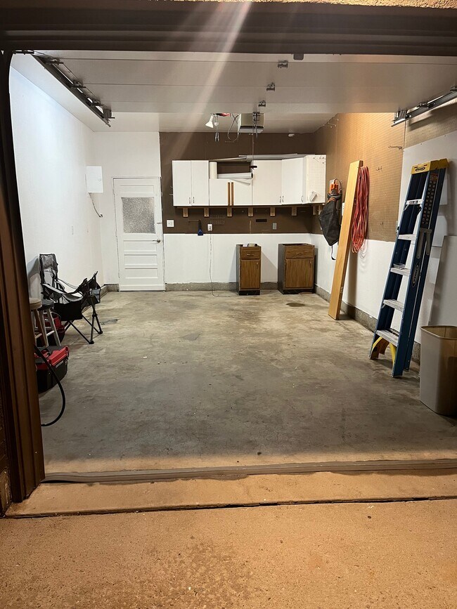 Building Photo - 318 De La Vista St