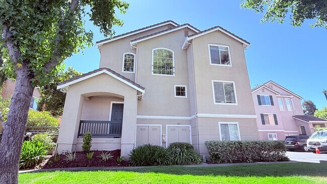 Building Photo - 401 Skylark Ct