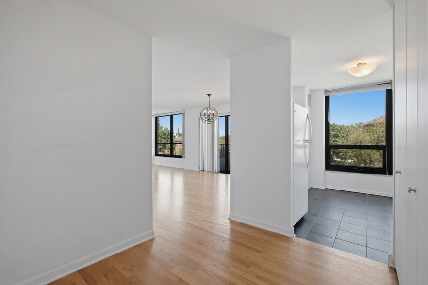 Building Photo - 2020 N Lincoln Park W