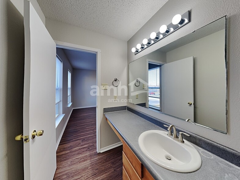 Building Photo - 690 Runnymede Ct