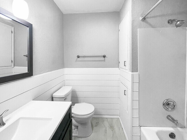 Building Photo - Coming Soon! 3 BR/2.5BA | Newly Renovated Single Family Home |  Fenced backyard | In Raytown!