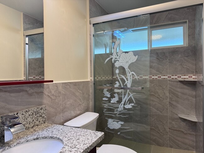 Building Photo - Renovated with split AC in Kaimuki