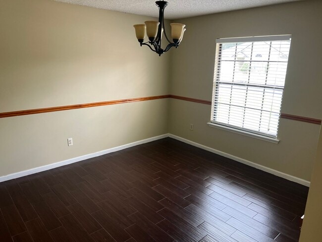 Building Photo - 3 bedroom 2 bath beauty