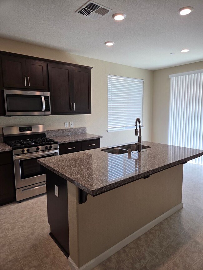 Building Photo - 1443 Greenbrier Dr