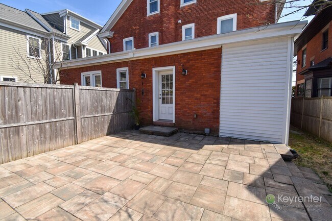 Building Photo - 2 Bedroom, 1.5 Bath Twin in Doylestown