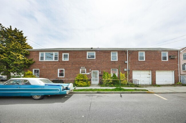 Building Photo - 826 7th St