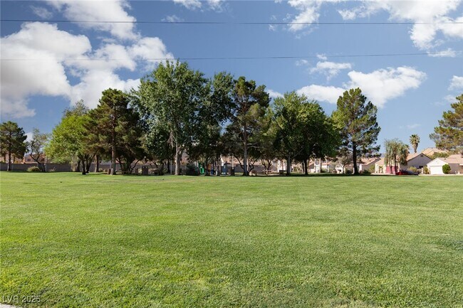 Building Photo - 533 Trocadero St