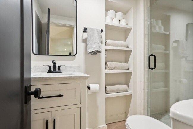 Building Photo - 1007 Somerset Dr NW