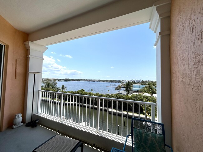 Building Photo - 806 E Windward Way