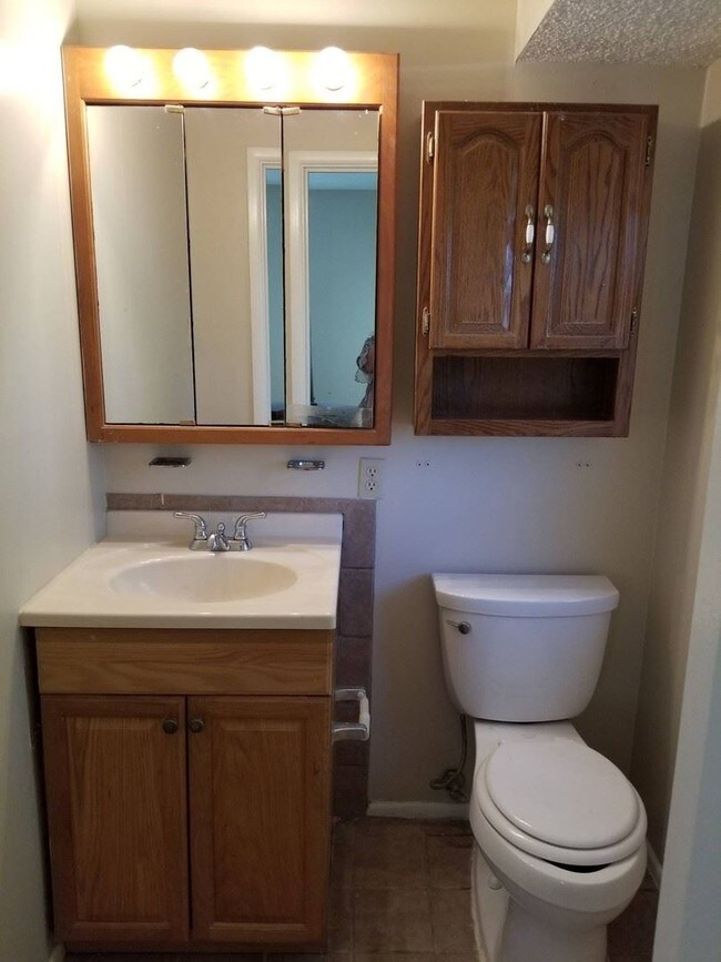 Building Photo - 3 br, 1.5 bath House - 6731 Red Bluff
