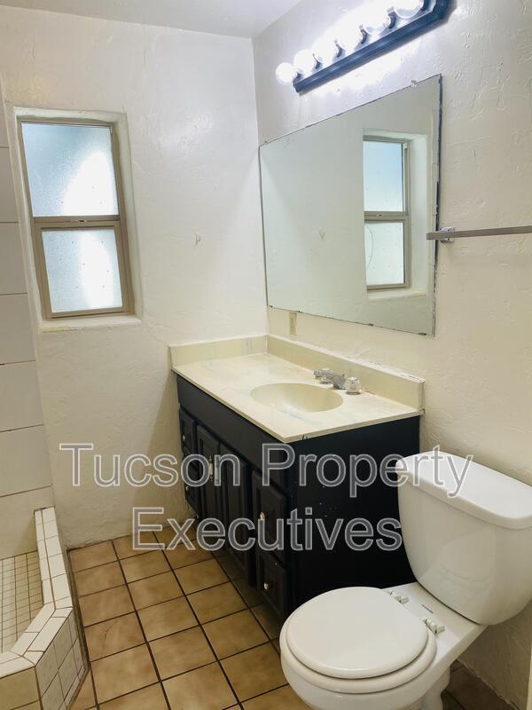 Building Photo - 443 E Delano St