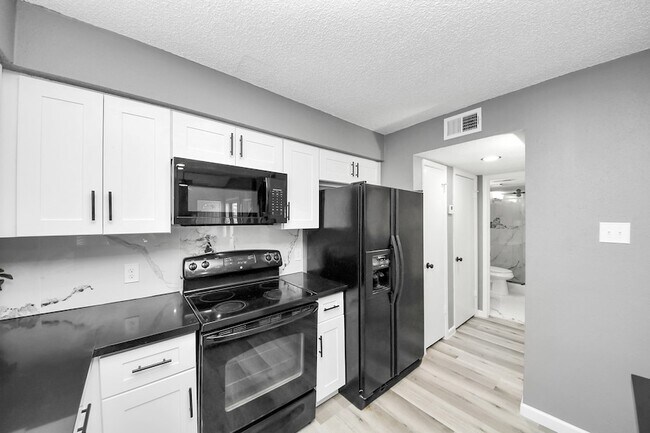 Building Photo - 6281 Ludington Dr