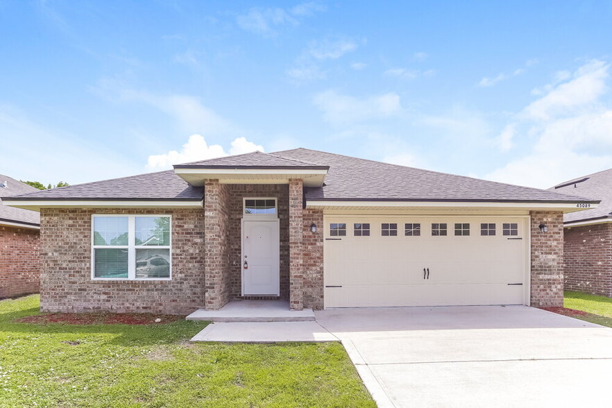 Primary Photo - 45089 Weaver Cir