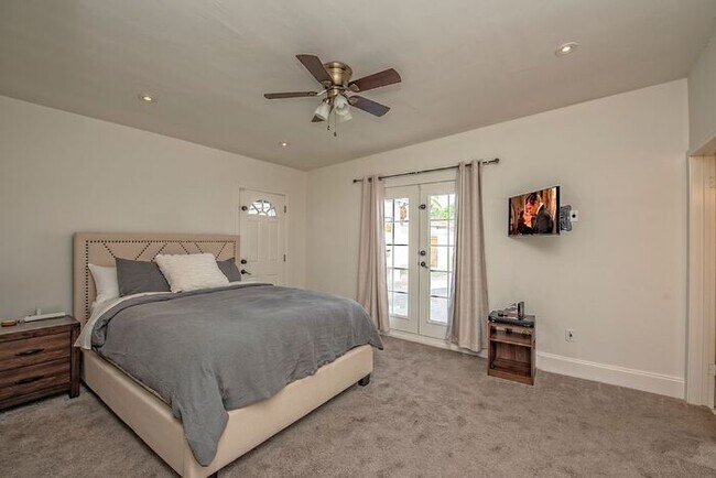 Building Photo - Beautiful Bungalow Home with Heated Pool on Golf Course