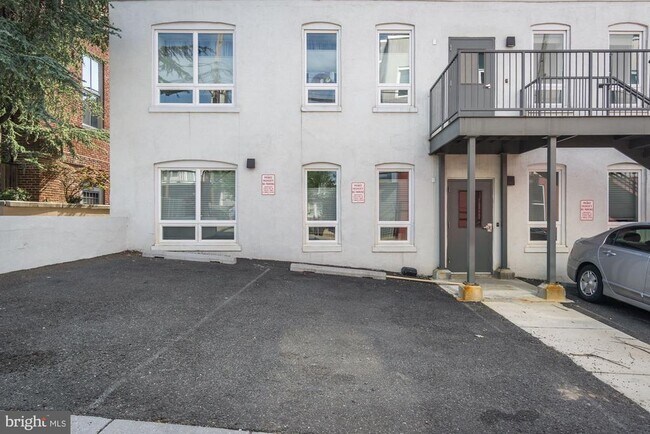 Building Photo - 2422 17th St NW