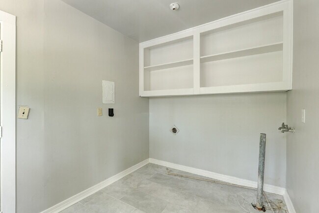 Building Photo - Remodeled 2/1