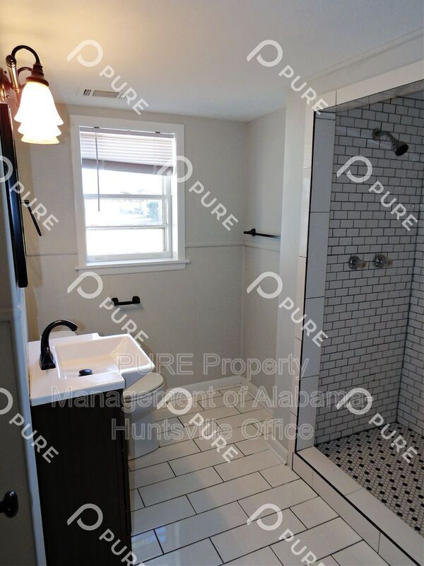 Building Photo - 1003 Heard Ct SE